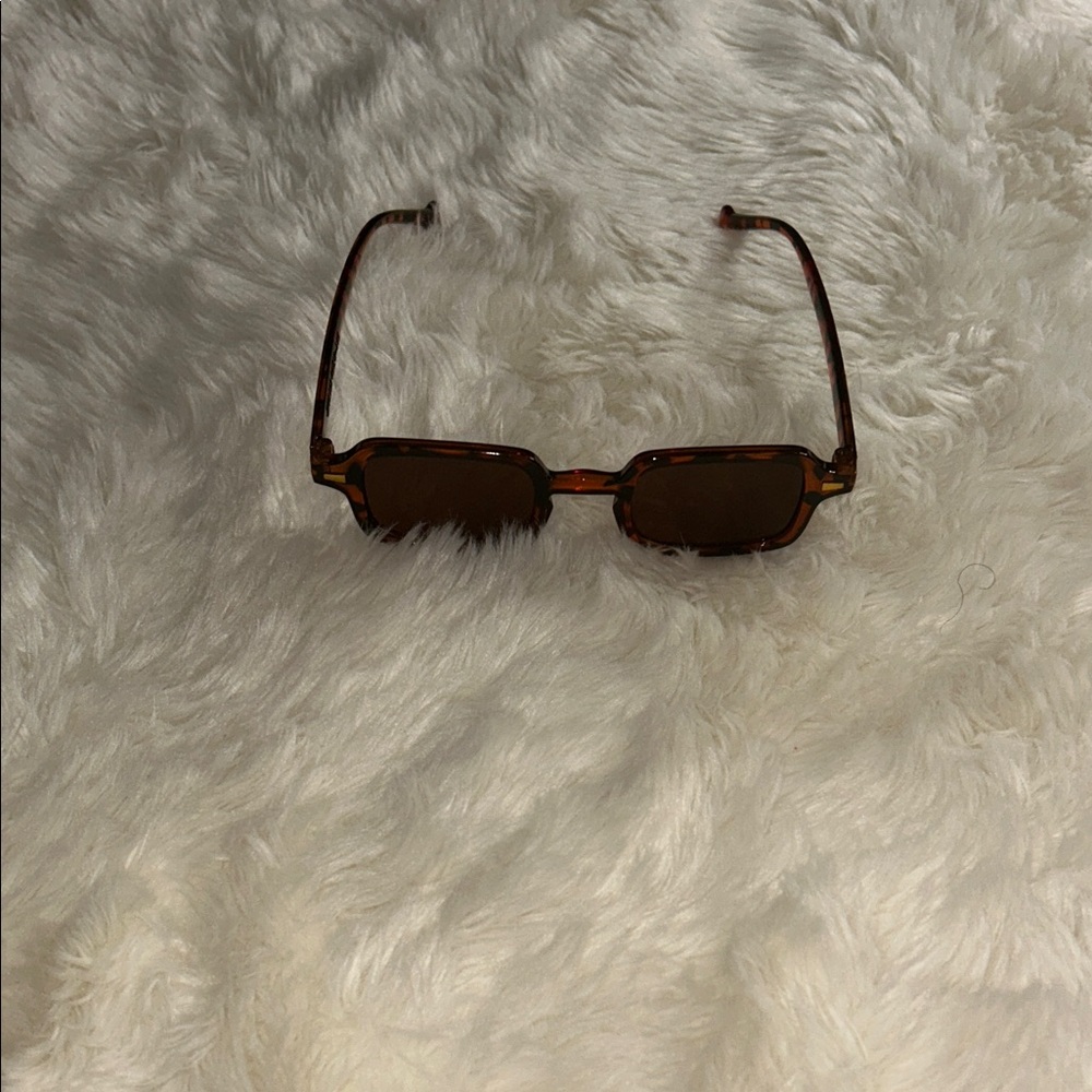 Retro Tortoise Shell Square Sunglasses - Picture 3 of 8